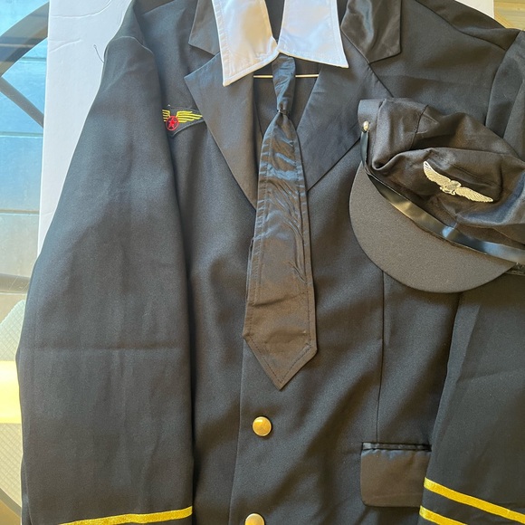 HALLOWEEN COSTUME PILOT UNIFORM COMES WITH JACKET, TIE AND HAT WORN ONCE - Picture 4 of 5